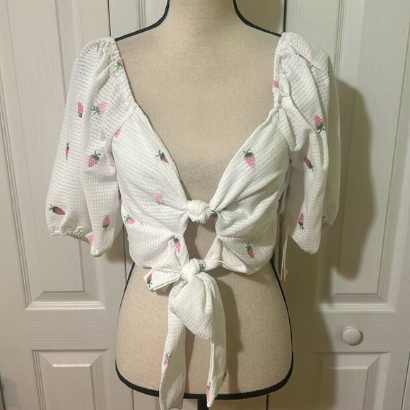 love & piece Tops - Love & Piece Crop top Strawberry Print